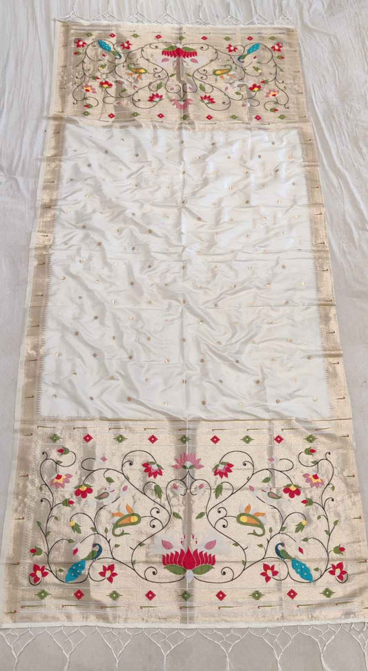 Beautiful white lotus muniya border