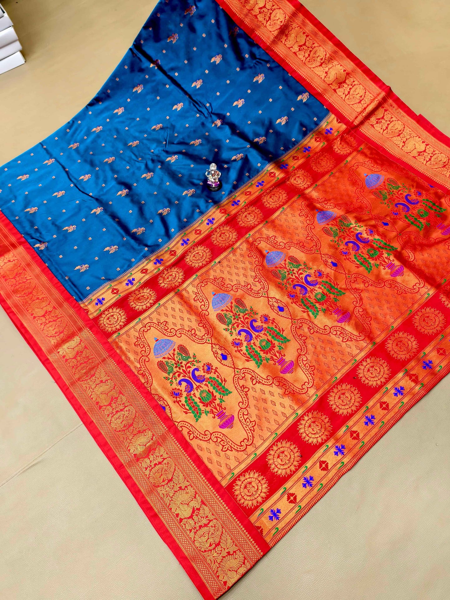 Beautiful Peacock Butti Kadiyal Paithani Saree