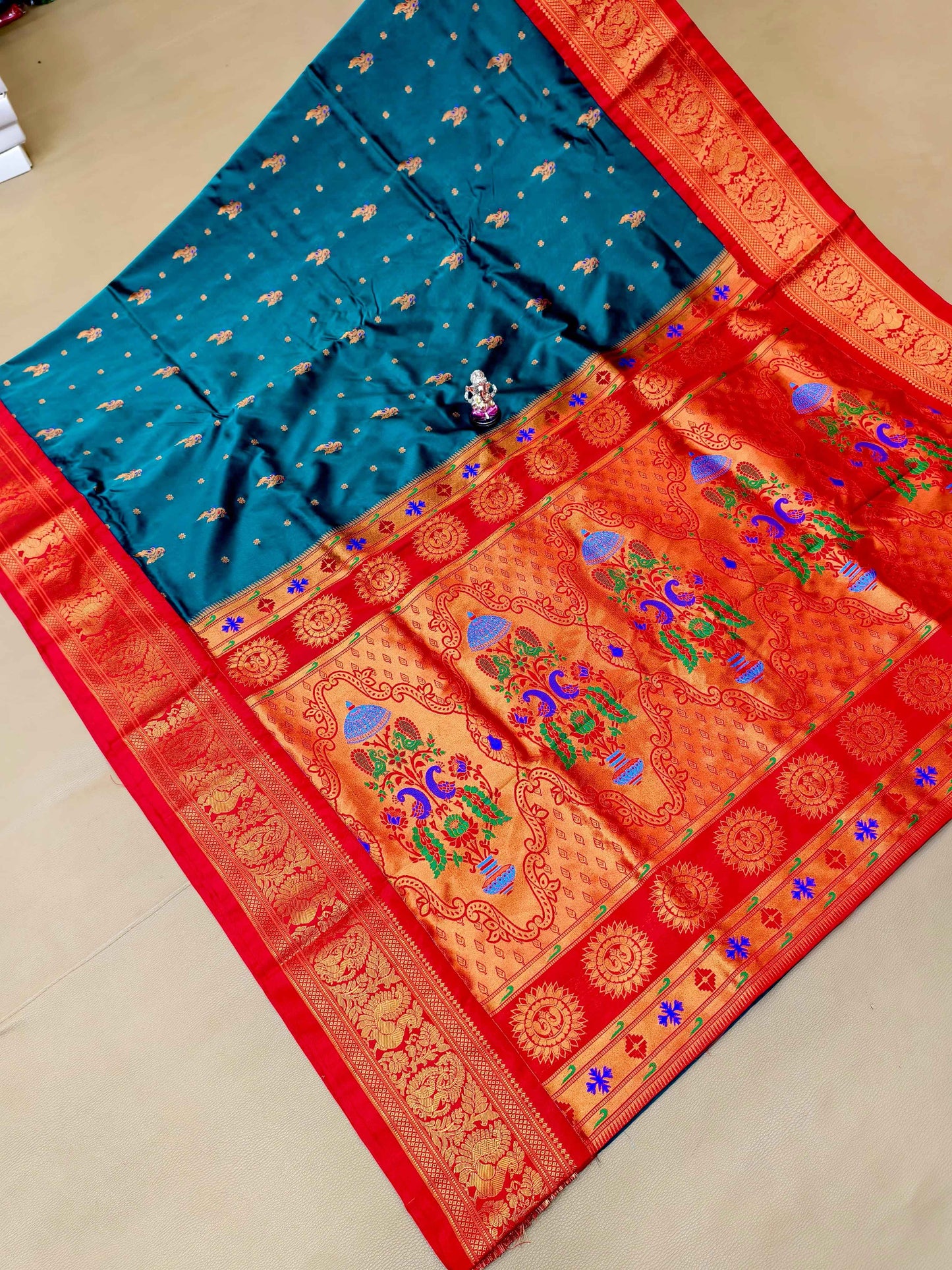 Beautiful Peacock Butti Kadiyal Paithani Saree